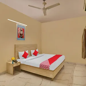 Super O Raas Near Near Laxmi Nagar Metro Station Hotel